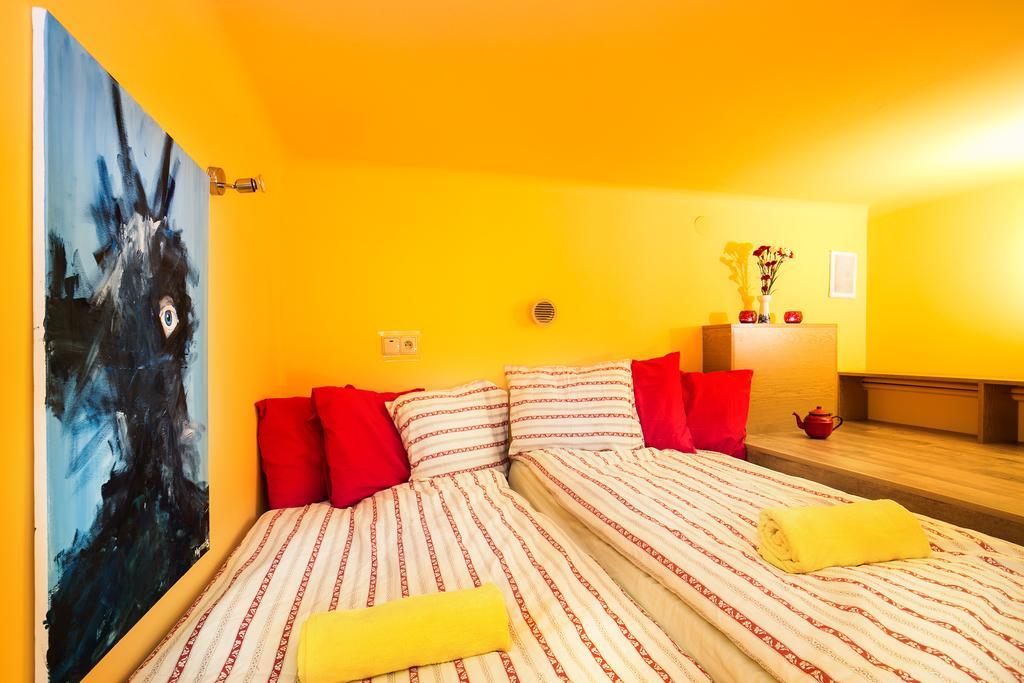 Live Like Locals: Market Square X Jewish District Krakow Room photo